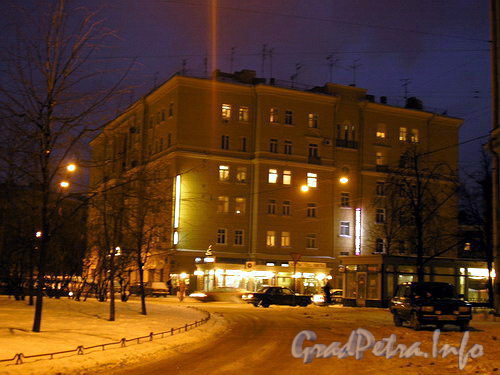 Вид здания в ночное время