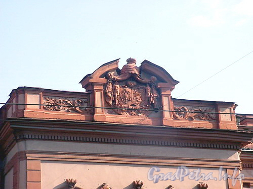 ул. Чайковского, д. 46-48. Фрагмент фасада с гербом владельца.