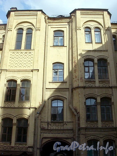 Ул. Чехова, д. 8. Вид лицевого корпуса со двора. Фото август 2006 г.