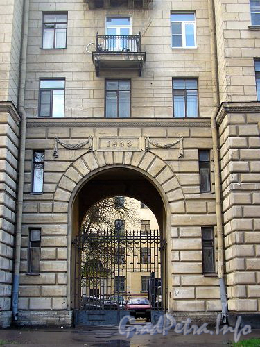 Кирочная ул., д. 55 / Суворовский пр., д. 61. Въездная арка со стороны Кирочной улицы.