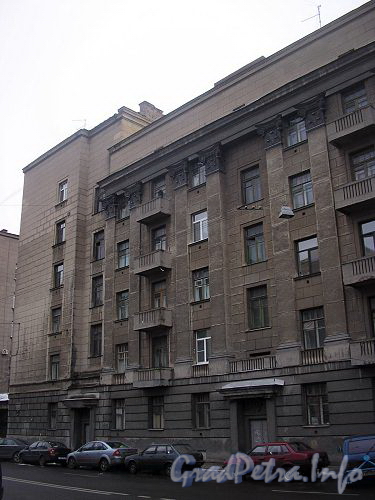 Фрагмент фасада правого корпуса здания.