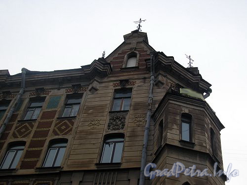 Фрагмент фасада дома по Солдатскому пер.