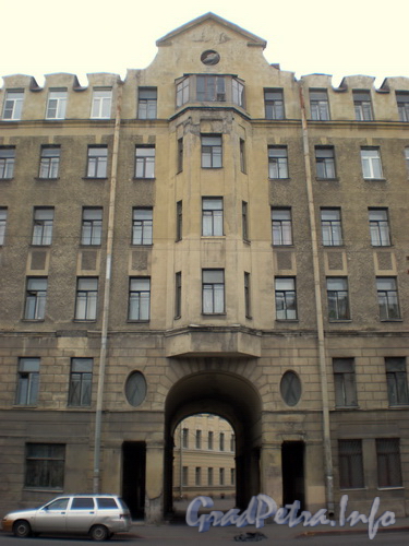 Боровая ул., д. 59-61 (правая часть). Центральная часть здания. Фото 2008 г.