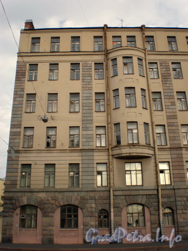 Боровая ул., д. 106. Фрагмент фасада здания по Боровой улице. Фото 2008 г.