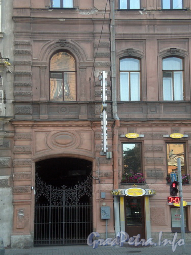 Кирочная ул., д. 18, фрагмент фасада здания. Фото 2008 г.