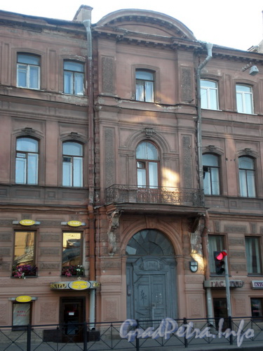 Кирочная ул., д. 18, фрагмент фасада здания. Фото 2008 г.