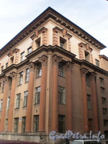 Кирочная ул., д. 28 А. Угловая часть фасада здания. Вид с Мелитопольского переулка. Фото 2008 г.