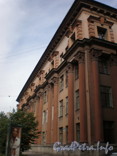 Кирочная ул., д. 28 А. Фасад здания. Вид с Мелитопольского переулка. Фото 2008 г.