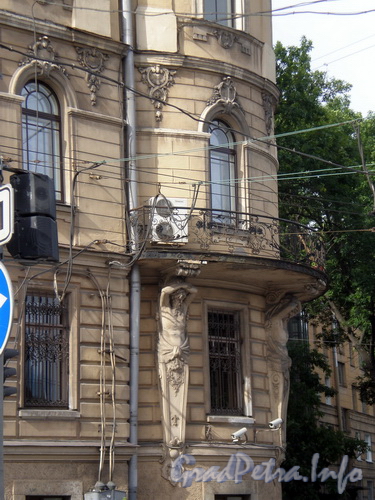 Кирочная ул., д. 45, фрагмент фасада здания на пересечение Кирочной и Таврической улиц. Фото 2008 г.