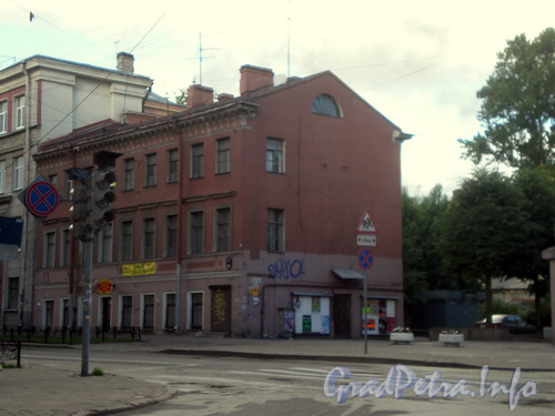 Ул. Маяковского, д. 28, общий вид здания от улицы Некрасова. Фото 2008 г.