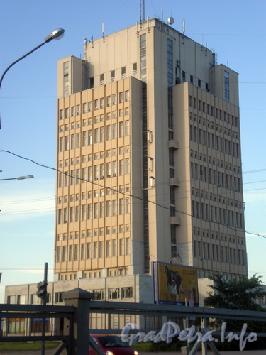 Ул. Орджоникидзе, д. 42, общий вид здания от проспекта Юрия Гагарина. Фото 2008 г.