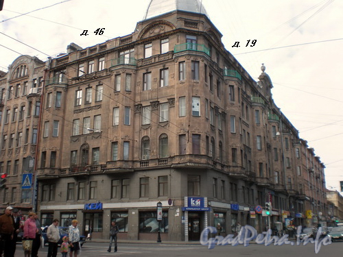 Пересечение улицы Восстания и Кирочной улицы (ул. Восстания, д. 46/Кирочная ул., д. 19), общий вид здания. Фото 2008 г.