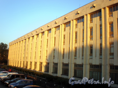 Ул. Стахановцев, д. 1 (Завод «Буревестник»), фрагмент фасада здания. Фото 2008 г.