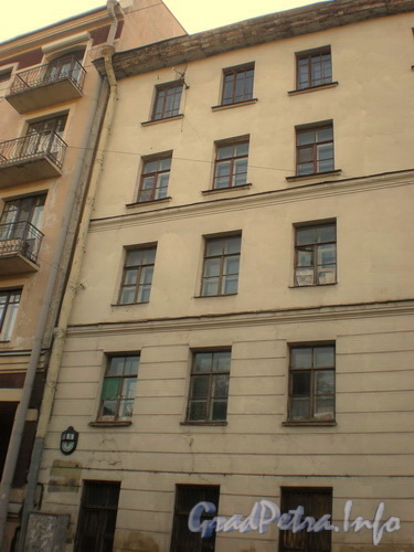 Харьковская ул., д. 8, фрагмент фасада здания. Фото 2008 г.