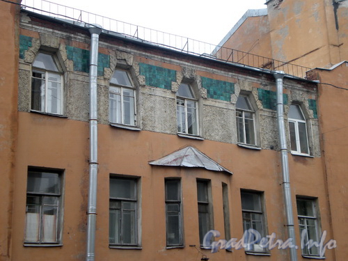 Ул. Малыгина, д. 4, фрагмент фасада здания. Фото 2008 г.