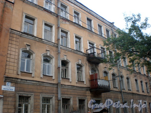 Ул. Малыгина, д. 6, фрагмент фасада здания. Фото 2008 г.