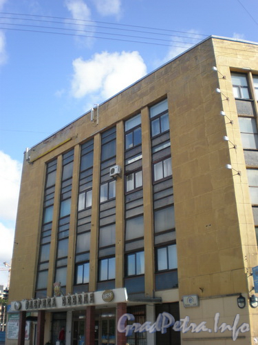 Ул. Новгородская, д. 17, фасад со стороны ул. Моисеенко. Фото 2008 г.