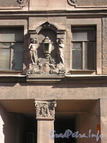 Ул. Разъезжая, д. 16-18, фрагмент фасада здания. Фото 2005 г.