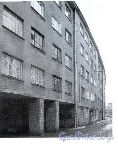 ул. Бабушкина, д. 61, фрагмент фасада здания.