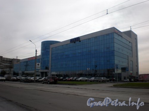 Ул. Оптиков, д. 4. Бизнес-центр «Лахта».Общий вид здания. Сентябрь 2008 г.