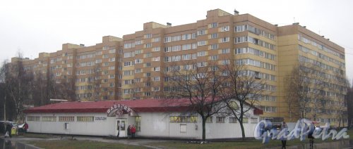 Ул. Маршала Захарова, дома 9 (на заднем плане) и 9, корпус 1 (торговый павильон на переднем плане). Вид с ул. Маршала Захарова. Фото 29 декабря 2013 г.