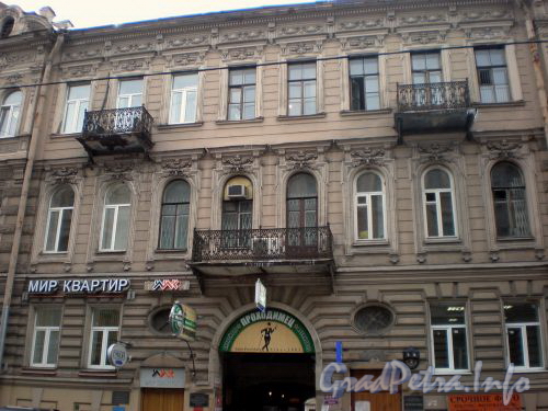 Ул. Рубинштейна, д. 8. Фрагмент фасада здания. Фото март 2008 г.