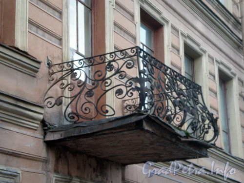 Роменская ул., д. 11. Решетка балкона. Октябрь 2008 г.