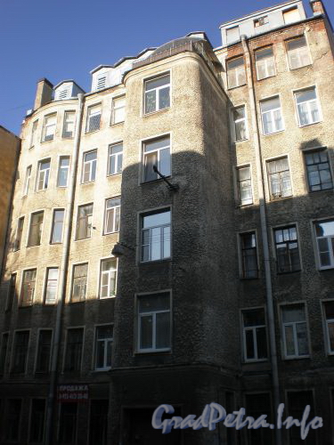 Пионерская ул., д. 43. Фрагмент фасада здания. Октябрь 2008 г.
