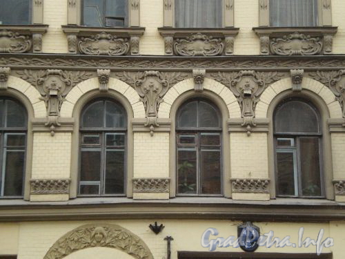 Ул. Рубинштейна, д. 4. Фрагмент фасада здания. Фото март 2008 г.
