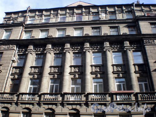 Колокольная ул., д. 8. Фрагмент фасада здания. Апрель 2009 г.