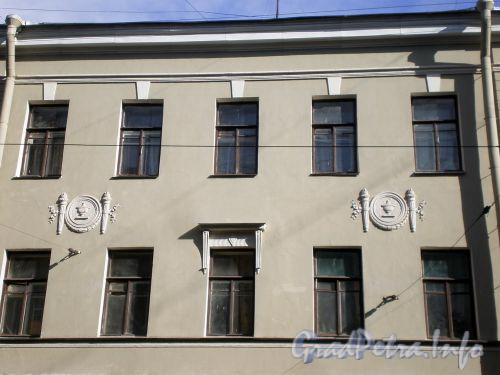 Колокольная ул., д. 12/Поварской пер., д. 17. Медальоны на фасаде здания. Апрель 2009 г.