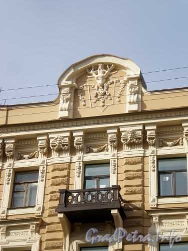 Улица Чайковского, д. 26. Доходный дом В. А. Абазы. Художественное оформление фасада здания.  Апрель 2009 г.