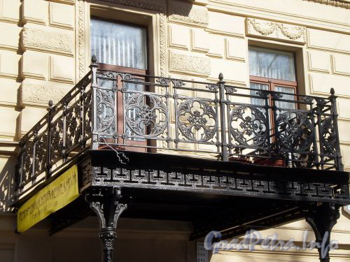 Фурштатская ул., д. 48 (правая часть). Балкон над парадным входом. Фото март 2009 г.
