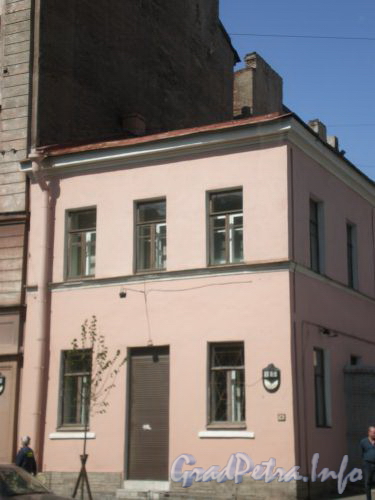 Ул. Тюшина, д. 5. Фрагмент фасада здания. Июнь 2008 г.