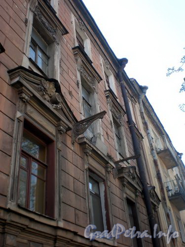 Ул. Тюшина, д. 12. Отсутствующий балкон. Июнь 2008 г.