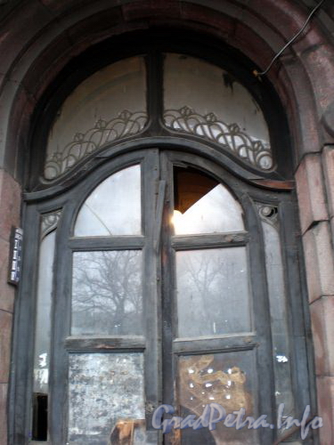 Звенигородская ул., д. 4. Дверь парадной. Ноябрь 2008 г.