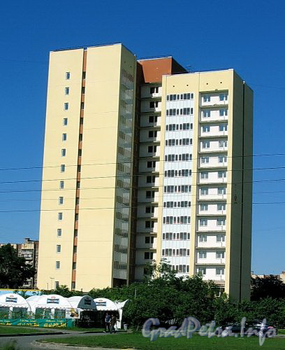 Бухарестская ул., д. 140. Здание бывшего общежития после капитального ремонта. Июнь 2009 г.