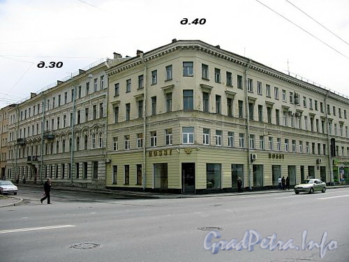 Дом 40 по Лермонтовскому пр.у и дом 30 по 13-ой Красноармейской улице. Фото июль 2009 г.