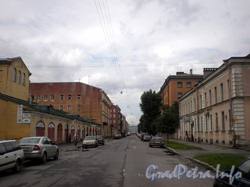 Перспектива 13-ой Красноармейской улицы от Якобштадтского переулка в сторону Лермонтовского проспекта. Фото июль 2009 г.