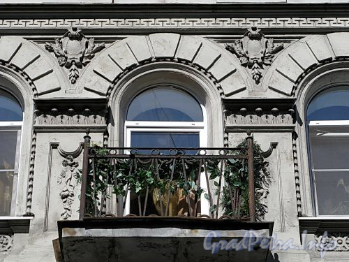Ул. Достоевского, д. 21. Бывший доходный дом. Балкон. Фото июль 2009 г.