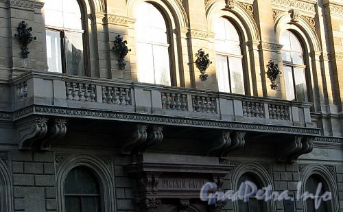 Большая Морская ул., д. 32. Здание Русского для внешней торговли банка. Балкон. Фото июль 2009 г.