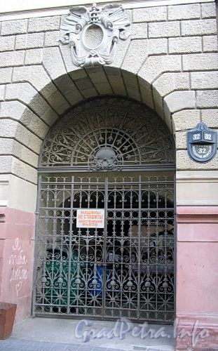 Большая Морская ул., д. 32. Здание Русского для внешней торговли банка. Решетка ворот. Фото июль 2009 г.