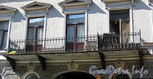 Гражданская ул., д. 7. Доходный дом В.Миронова. Балкон. Фото июль 2009 г.