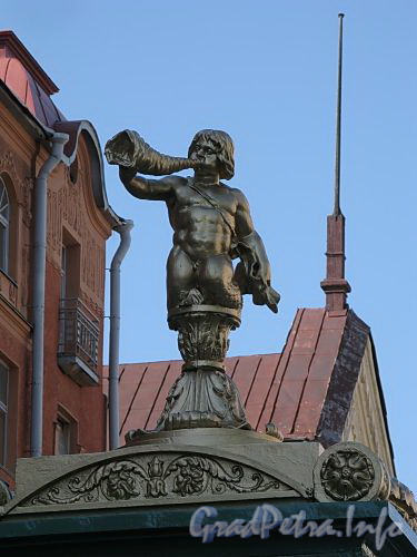 Фигура Тритона, трубящего в раковину на Метеорологическом павильоне на Малой Конюшенной улице. Фото июль 2009 г.