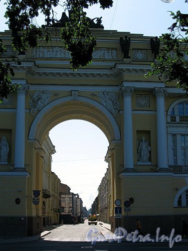 Перспектива Галерной улицы от Сенатской площади в сторону площади Труда. Фото июль 2009 г.