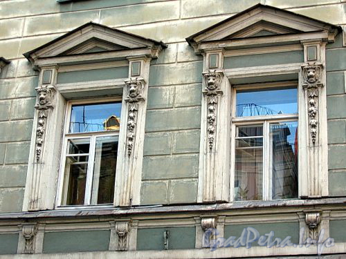 Галерная ул., д. 27. Фрагмент фасада здания. Фото июль 2009 г.