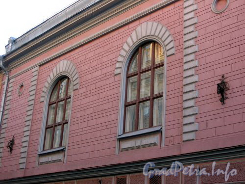 Галерная ул., д. 33. Особняк С.П.фон Дервиза. Фрагмент фасада здания. Фото июль 2009 г.