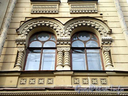 Фурштатская ул., д. 20. Доходный дом Н. Н. Зайцевой. Фрагмент фасада здания. Фото сентябрь 2009 г.