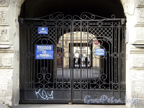 Ул. Чайковского, д. 16. Бывший доходный дом. Решетка ворот. Фото сентябрь 2009 г.