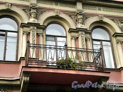 Ул. Чайковского, д. 18. Бывший доходный дом. Балкон. Фото сентябрь 2009 г.